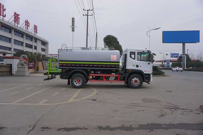 中洁牌XZL5180GSS6型多利卡洒水车