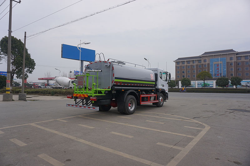 中洁牌XZL5180GSS6型多利卡洒水车